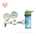 Manometergasregler mit Sauerstoffzylinder in der Fabrik